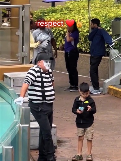 Tom the Mime's Heartwarming Performance at SeaWorld