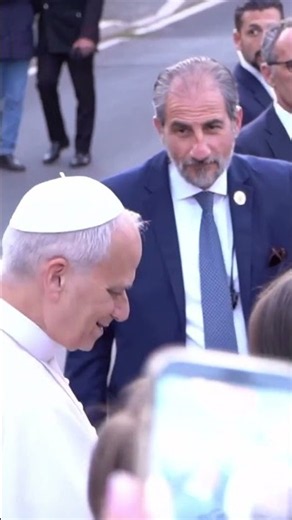 Pope Leo XIV Speaks with Visitors Without Barriers | A Powerful Lesson in Leadership