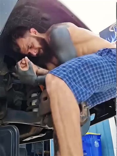 Mechanic's epic failure is funny#mechanicfail #funnymoment #funnyfail #funnymechanic #repaircar #funny#fyp #tiktok