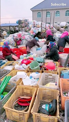 The process of manual sorting waste plastics #recycling #plastic #skills