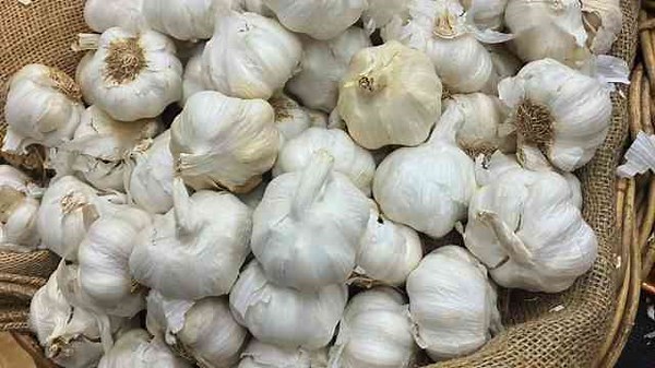 How to Convert Garlic Cloves Into Tablespoons