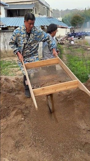 手作りの一輪車型砂ふるい。押して歩くだけで細かい砂をふるい分けられ、作業効率が数倍にアップ#農家の知恵で作る道具