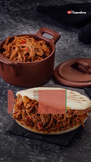 Tips para hacer una rica arepa de carne mechada La arepa de carne mechada o desmechada, según el país, es una de las recetas más deliciosas para cualquier comida del día. Sigue nuestro paso a paso y agrega a tu menú semanal. Este plato combina la suavidad del maíz con la jugosidad de la carne cocida lentamente. Es típica en Venezuela, conocida como la arepa pelúa pero con otro tipo de ingredientes y también en Colombia. | Comedera