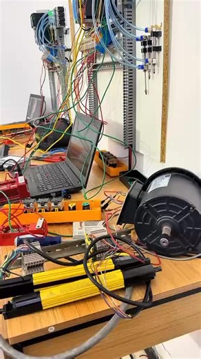 Enjoy a short clip that demonstrates a creative combination of mechanical, electrical, and computer engineering principles in action. #engineering #mechatronicsengineering #electronicsprojects