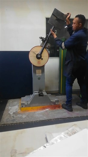 HOW TO SWING & DROP IMPACT MACHINE PENDULUM FOR FLEXION TOUGHNESS BAR TEST IN MECHANICAL LABORATORY