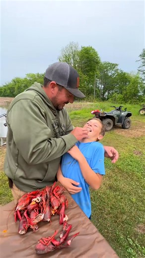 Do you eat the crawfish “vein？” 🦞💩 What’s the best way to remove it？ #crawfish #crabs #lobster #cajun #farming #fish #fishing #lobsterfishing #Louisiana | Grant Hamilton