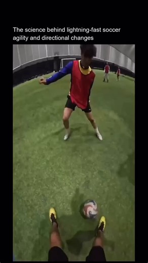 Sports | Science | And More! on Instagram: "Watching this POV makes you realize how crazy fast soccer players react! It’s all about rapid deceleration, re-acceleration, and lightning-quick decision-making, driven by their central nervous system. The pros aren’t just running; they’re constantly processing opponent movements, calculating angles, and priming muscles for the next explosive change. It’s truly a high-speed biomechanical chess game. Follow @explainingsportscience for more #sports #scie