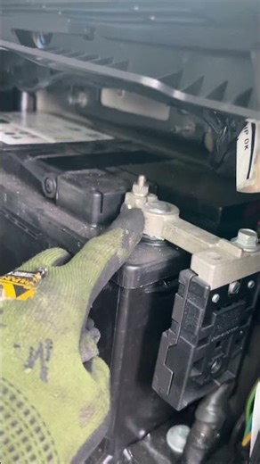 Land Rover Discovery Battery Replacement #mechanic #automobile