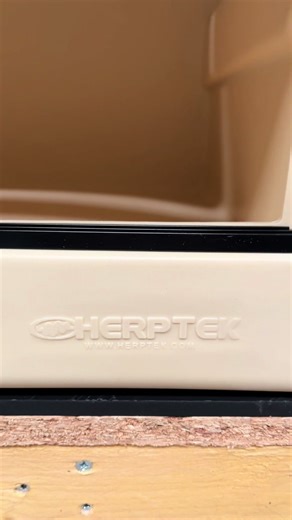 Le stock des Herptek est fait ! Plus de 10 palettes et déjà la moitié de commander ! Terrarium rotomoulé, fabriqué dans une usine dans le nord de la France, Herptek c’est une marque de terrarium française qui existe depuis 20 ans. #herptek #terrarium #reptile #snake #Terrariophilie
