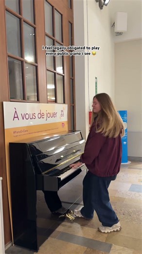 Les Champs-Elysées on a public piano (Gare d'Avignon)