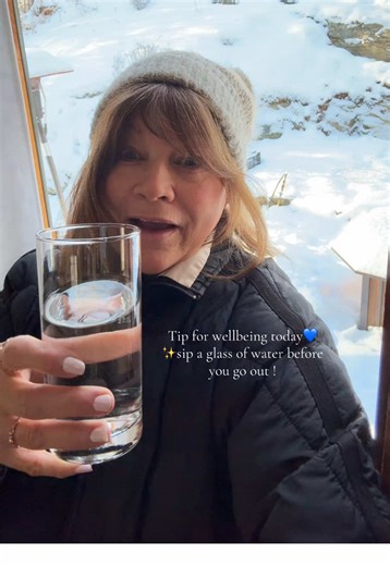 Tip for wellbeing today💙 ✨Sip a glass of water begore you go out! @alo @Free People @Patagonia @True Botanicals @Kérastase #sipwater #winter #wellness #fitness