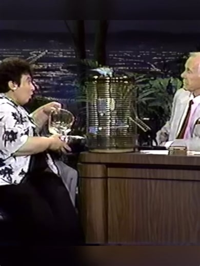 119K views · 2K reactions | Johnny Carson get humiliated by a -talking- parakeet on The Tonight Show! | Funny Talk Show 70s 80s | Facebook