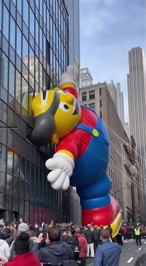 Giant Parade Balloon Slams Into Skyscraper Amid Strong Winds 🎈⚠️
