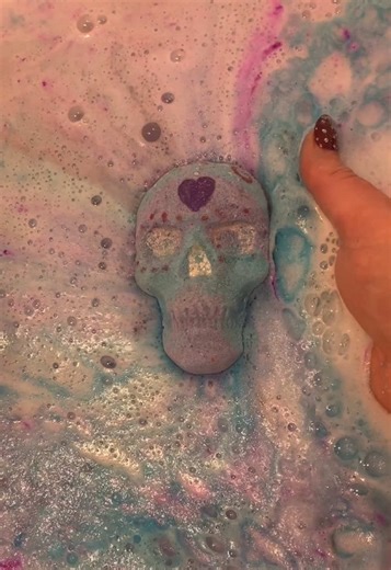 Happy Halloween Everyone. 💀🎃👻 who’s dressing up today!? #waxandrelax #bathbomb #handmadegifts #halloween