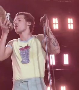 6.9K views · 67 reactions | ❌ On connaissait humer le string, on a boire dans ses chaussures maintenant  C’est une tradition australienne.. Analyse : https://m.youtube.com/watch?v=23hsSTJ37EU | Musicfeelings | Facebook