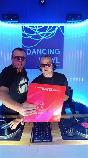 💥 Two vinyls récords of the day! ➡️ StoneBridge Feat. Therese - Put 'Em High (JJ's Club Mix) (Released 2004) VS Modjo - Chillin' (Modjo's Dyrt Remix) (Released 2001) #sandrosdjs #sandros #houseclassics #defectedrecords #vinyl