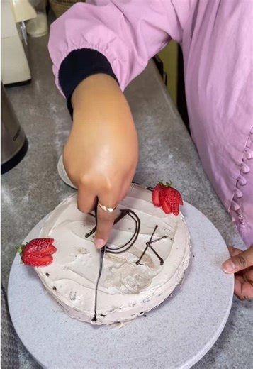 Chocolate cream cake #ethiopian_tik_tok🇪🇹🇪🇹🇪🇹🇪🇹 #cake#እትዮጵያ_ለዘላለም_ትኑር🇪🇹ሀገሬ #ሀበሻ🇪🇹🇪🇹🇪🇹tiktok #homemade