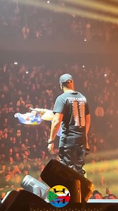 Rohff a mis le feu à Bercy ! Le 5 février 2025, il a fait un grand concert pour les 20 ans de son album "La Fierté des Nôtres". Rohff, c'est un peu le Zidane comorien du rap. Un mec qui a grandi dans la rue, et qui a percé grâce à son talent. Il a montré à tout le monde qu'on peut réussir même quand on vient de loin. Sa carrière, une véritable réussite ! Il a repris tous ses classiques, ceux qui nous ont fait vibrer quand on était plus jeunes. Il a même invité presque tous ses amis, des anciens 