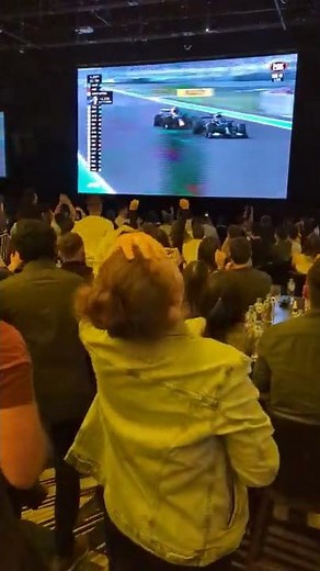 2021 Abu Dhabi Grand Prix, Sergio Perez defending against Lewis Hamilton - crowd reaction in Sydney