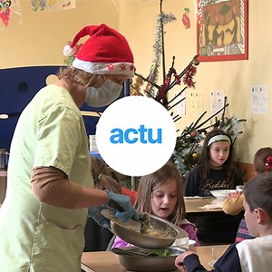 Pour lutter contre le gaspillage, cette petite commune de 900 habitants vend les restes de la cantine scolaire dans des plats en verre consignés. La possibilité de manger pour un tout petit prix. Astucieux. | actu.fr