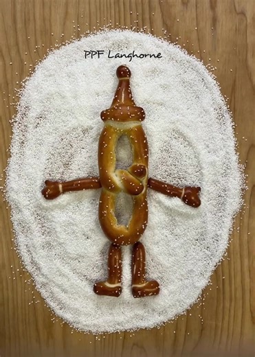 ❄️🥨👼 Making salt angels. *It's knot Ai- all real pretzels and salt!