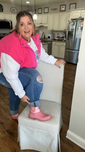 Cheyenne | Plus Size Mom, Life, Outfits on Instagram: "Waterproof duck boots and in PINK?! 💕 perfect for girlies that struggle with tall rain boots! Comment SHOP below to receive a DM with the link to this post on my LTK ⬇ https://liketk.it/5qV4K #ltkplussize"