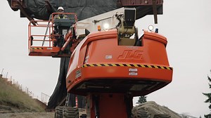The first. The only. The JLG® 670SJ Self-Leveling Boom Lift. Take a virtual tour to see how this machine improves traction and enhances operator confidence using innovative engineering: https://bit.ly/3jk2fgE | JLG Industries