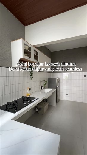J&W home diary on Instagram: "Renov dapur ngajarin aku satu hal: yang kelihatan sepele, justru paling kerasa. Dari salah pilih keramik sampai cara pasang,semuanya ngaruh ke look dapur secara keseluruhan. Aku pilih beresin sekarang, daripada merasa ‘kurang pas’ tiap hari. Keramiknya aku pake precut dari @aigaindonesia Suka dan super puas sama hasilnya😍"