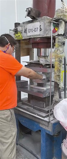 Ceramic Discs Dry Pressing Process #ceramic #drypress