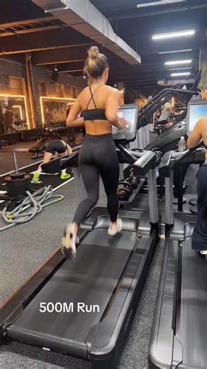 ✨✨✨✨✨✨✨✨✨✨✨✨✨ YOUR NEXT MINI HYROX WORKOUT ✨✨✨✨✨✨✨✨✨✨✨✨✨ 500M Run 4 Lengths Sled Push (60m) 500M Ski-erg 4 Lengths 20Kg Lunges (60M) 500M Row Burpee Broad Jump 4 Lengths (60M) 20 Wall Balls 💦 💦 💦 💦 😮‍💨😮‍💨😮‍💨 45 Minute AMRAP (Complete as many rounds as you can in 45 minutes) #hyrox #personaltrainer #pt #burpees #workout | Jade Brannigan