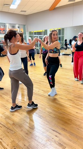 🔥¡Jueves con sabor a mambo y pura locura tropical! 💃🏽☀️ Que se sienta el ritmo, que se sienta la alegría… ¡porque el cuerpo lo pide y el jueves lo permite! 🥳💥 🔥Thursday with tropical vibes and a touch of mambo madness! 💃🏽☀️ Let the rhythm flow, let the good vibes roll… our bodies just can’t resist it! 🥳💥 ¿Quién más está ready pa’ mover la cintura? 😜💃🏽✨ Who else is ready to shake it? 😜💃🏽✨ #TropicalThursday #GoodVibesOnly #MamboTime #ZumbaEnergy #DanceMood #fitnessworkout #workout 