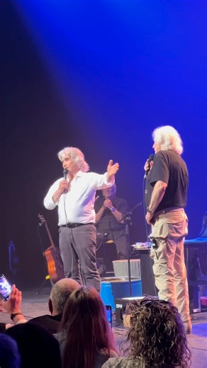 Hier, j'ai eu le plaisir et l'honneur de partager la scène pour chanter Santiano avec l'idole de mon adolescence Hugues Aufray Officiel. Un moment inoubliable ❤ | Daniel Guichard