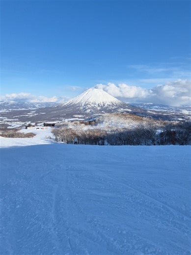 I get lots of people embarrassed to fall, but on the beginner slopes literally no one will judge as everyone is too focused on not falling themselves 😊 also we always say that if you don't fall, you didn't try hard enough ##snowboarding #snowboardinstructor