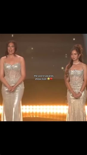 @doof3d on Instagram: "日本利用压电瓷砖将脚步转化为电能。这些瓷砖捕捉来自你脚步的动能。当你行走时，你的重量和动作会对瓷砖产生压力。瓷砖会轻微弯曲，从而产生机械应力。瓷砖内部的压电材料将这种应力转化为电能。每一步都会产生少量电荷，而数百万步结合在一起就能产生足够的电力来驱动 LED 灯、数字显示屏和传感器。在像涩谷车站这样繁忙的地方，每天大约有 240 万个脚步为这一系统作出贡献。这些电能可以被储存或立即使用，从而减少对传统电力来源的依赖，并支持可持续的城市基础设施。这种方法将日常运动转化为实用的可再生能源 #日本 #知识 #事实 #你知道吗 #推荐 #科技 #创新 #历史 #技术 #实验 #热门"