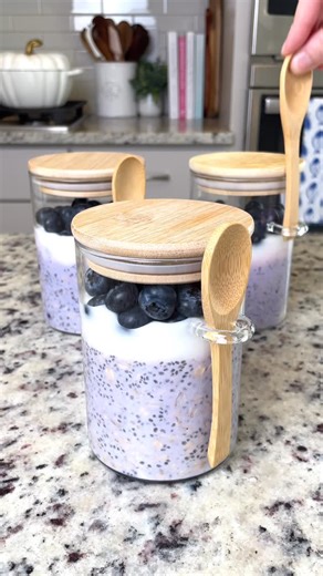 Kelsey Riley on Instagram: "Comment “meal prep” below & I’ll send you the link to my containers & the full recipe! 🫐🥣 Blueberry Overnight Oat Parfaits Blueberry Chia Seed Jam: 1 cup frozen blueberries 1 tbsp chia seeds 1 cup water Chia Seed Overnight Oats: ¾ cup rolled oats 1 tbsp chia seeds 1 ¼ cup oat milk ¼ cup vanilla yogurt 1 tbsp blueberry jam Parfaits: ¼ cup vanilla yogurt/blueberry jam mixture ¼ cup blueberry overnight oats 2 tbsp blueberry chia jam ¼ cup vanilla yogurt ¼ cup fresh blu