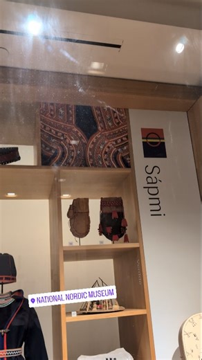 I can't believe we (@maryb035 and me) had the honor of having a private tour of the brilliant National Nordic Museum in Seattle. ❤️💙💚💛 Mari-Ann Kind Jackson from Borkenes, Nordland, Norway, showed us their amazing exhibition here. ✨🌼 She has been working as a docent at the museum for decades. Since the very start. 🌟 I felt so privileged to take this tour with her. 👏 And the Sami people are very visible in this exhibition. So good to see! Ollu Giitu! 🌿 #seattle #museum #nordicmuseum #samip