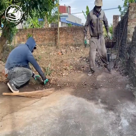 Help couple clean up abandoned house to live in Cut overgrown, invasive grass P2 | Clean Up TV