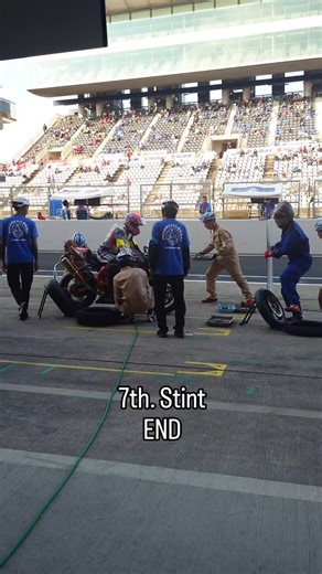 MOTORCYCLES#27 EJ YIC 2025年8耐 on Instagram: "第7スティント終了 ライダー交代 楠選手→西中選手 ＊＊＊ 2025年鈴鹿8時間耐久ロードレース参戦 MOTORCYCLES＃27 EJ YIC ゼッケン46 街の屋と学生メカのコラボチーム 応援宜しくお願いします #MOTORCYCLES＃27 #MotolabEJ #YIC京都工科自動車大学校 #8耐 #鈴鹿8耐 #8時間耐久ロードレース #鈴鹿サーキット"