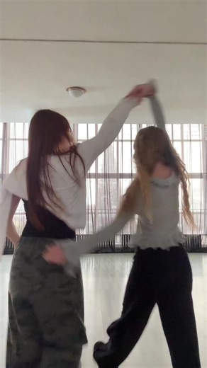 Learn the Crisscross Dance Moves with Дуняша