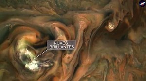 veremos un pequeño documental, del planeta jupiter real, y con sus imagenes completamente reales, en este corto video les explicaremos, las imagenes reales de jupiter, y su composición, sabemos que el planeta júpiter tiene lunas, este fue explorado por la sonda Juno de la nasa, que en su visita al planeta jupiter real, logro capturas intrigantes imagenes del planeta, también este planeta recibió un impacto de un cometa llamado, shoemaker-levy 9, que impacto a jupiter con una fuerza de seis millo