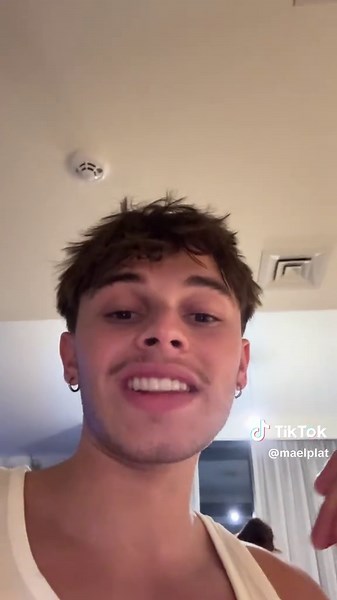 Donnez nous des idee de séries/film en anglais facile a comprendre 😂😂