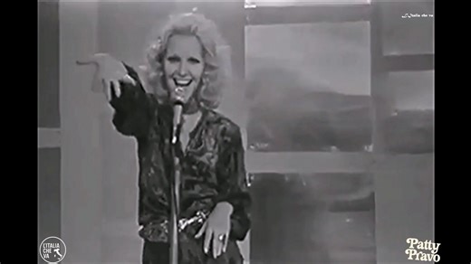 Patty Pravo🎤“La spada nel cuore” (Mogol-Donida) 1970 Patty Pravo debutta al Festival di Sanremo nel 1970 con La spada nel cuore, scritta da Mogol, Carlo Donida e Lucio Battisti (quest’ultimo accreditato solo nelle ristampe post-1990). Il brano è presentato in doppia esecuzione con Little Tony, secondo la formula dell’epoca, e si classifica quinta, conquistando però il Premio della Critica giornalistica per la miglior interpretazione. Nonostante il riconoscimento della critica, il 45 giri La spa