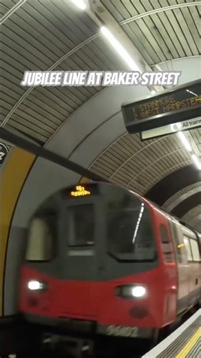 Jubilee Line arriving at Baker Street #jubileeline #train #tube #bakerstreet #traintravel #tfl