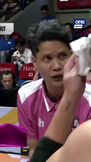 SIYA NGA KASI ANG BAHALA 👀⚡ Justine Jazareno playfully stares at the camera once again during the Akari Chargers’ timeout, this time against the Creamline Cool Smashers in the 2026 PVL All-Filipino Conference stepladder play-ins. #PVL2026 #TheHeartofVolleyball