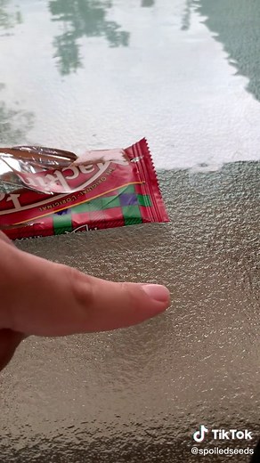 Nestle's Mackintosh Toffee Bar review #foodtiktok #foodreview #foodblogs #foodblogger #fypシ #kitkat #arabtiktok