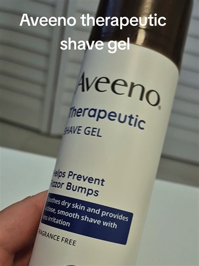 Este Therapeutic Shave Gel de @Aveeno ofrece múltiples beneficios para la piel sensible y seca. Su fórmula rica y lubricante, con avena coloidal y vitamina E, ayuda a proteger e hidratar la piel, previniendo la sequedad y la irritación. Este gel proporciona un afeitado apurado y suave con menos irritación, lo que ayuda a prevenir la aparición de protuberancias, quemaduras, cortes y rasguños causados por la maquinilla de afeitar. Además, es probado contra alergias, no contiene fragancias añadidas