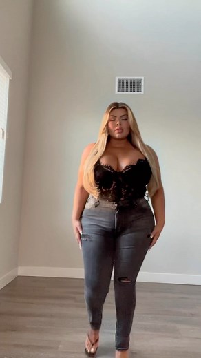Michele Mendez | Lingerie denim styling 👖 @fashionnovacurve | Instagram