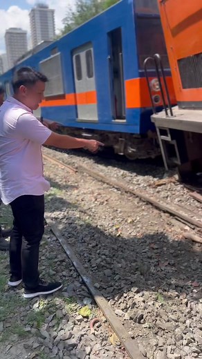 131K views · 271 reactions | Pinakita ni Jeff Caparas ang naging epekto sa riles ng PNR sa Makati nang madiskaril ang isang tren Martes ng hapon. #PatrolNgPilipino Abangan ang detalye sa TV Patrol at ABS-CBN News, news.abs-cbn.com | Patrol ng Pilipino | Facebook
