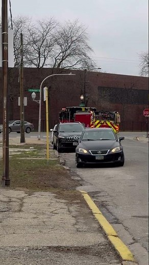 🚨Chicago Fire Department Engine 43 responding from quarters to a gas leak.
