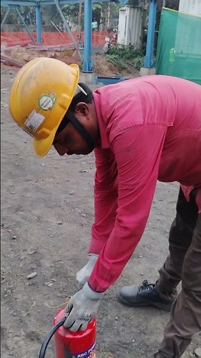 How to use a fire extinguisher | #fire #safety #emergency #construction #fireextinguishers 🦺🧯🛟🪖